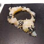 レフェルヴェソンス - 世界を逆から眺めてみたら～アオリイカの刺身とそのイカスミのクリスプ.カリフラワー.熟鮓の「飯」とライム
