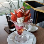 bisutoroandokaferikuchoukan - いちごパフェ　990円