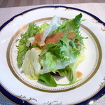 オステリア イニッツィオ - サラダ～新鮮レタスと自家製のにんじんドレッシングが美味しい～