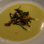 フォリオリーナ・デッラ・ポルタ・フォルトゥーナ - グリーンアスパラガスのスープ　上にチンタセネーゼとグリーンアスパラガス