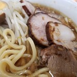 中華麺店 喜楽 - 麺とチャーシューの表情。