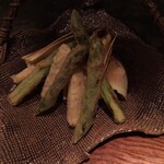 大どころ - 新筍とアスパラの天ぷら　モンゴル岩塩で