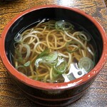 清水屋 - かつ丼にはそばが付いてきます。