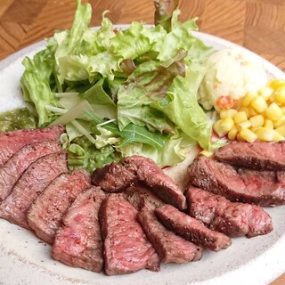 “Beef Steak” is popular! Lunch with salad, rice, and miso soup