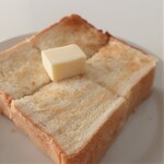 パンのペリカン - さあ、分厚いトーストにバターをのせて、いざ！