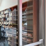 パンのペリカン - これが食パンの棚。外からなら撮影しても良いとのこと。