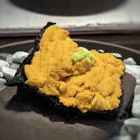 日本料理 TOBIUME - ＊海苔は2枚重ねで揚げられ、パリパリで美味しくタップリの雲丹と共に頂くと、絶品。一品目から、感動しました。 出来れば毎回頂きたいとさえ、思える品。新政と共に味わうと最高でしたよ。