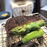 日本料理 TOBIUME - ＊そのお肉をタップリと、添えられたアスパラも立派なこと。