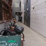 85BAL TEPPEN - 右奥の光ってるのがお店。