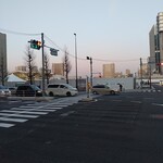 ブーランジェリー セイジアサクラ - 交差点（左奥が高輪ゲイトウェイ駅）