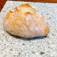 le・sud - 奥さま手作り天然酵母のパン、ワインにも合うんです
                      栃木県大谷石のプレートもステキです