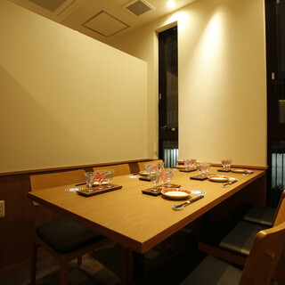 [Private rooms] There are 4 private rooms that can accommodate 3 to 6 people.