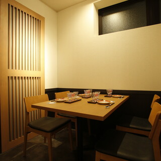 半個室《3~4名様》※入口部は暖簾で仕切り、天井部は開放しています。