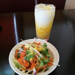 シバ - ランチセットの野菜サラダとマンゴーラッシー