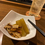 Teppanyaki Jutte - ・お通し フキとしいたけの煮込み