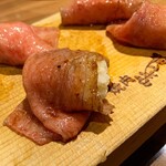 焼肉 ジャンボ - 炙り和牛にぎり 1貫 600円
