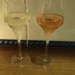 神楽坂 イタリアン - スパークリングワイン飲み比べ：
            左：ヤーデ、右：マラミエーロ  ロゼ
