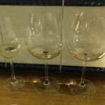 Kagurazaka Italian - 白ワイン飲み比べ：左：ベリッセロ  ランゲ(リースリング)、中：テレザ・ライツ・リヴレイ(シャルドネ他)、右：モンキエロ・カルボーネ・チエク(アルネイス)