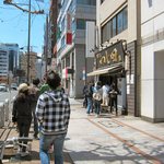 つじ田 - ランチ前ですがかなりの行列が