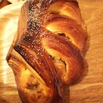 メゾン ムラタ - これ、初めて頂きます。
      こおばしいくるみときな粉あん、そしてサクサクの
      生地にけしの実がのっていてとっても美味しい。