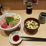 Misaki Ichiba - 丼・みそ汁。