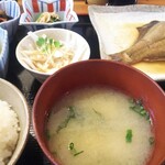 Ooitano Umi To Yama No Ryouriden Den - お魚の定食  800円  （日替わり） メインは鰈の煮付け