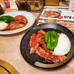 Yakiniku Nandaimon - 左奥、夜のリンゴカルビ焼肉定食のそれ