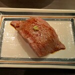 焼肉グレート - お通し 300円 和牛にぎり