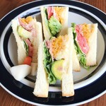 カラフル - ・生ハムと野菜たっぷりのサンドウィッチ