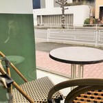カラフル - 店内の窓から