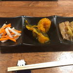 家庭的料理居酒屋 しろとくろ - お通しはおばんざいの中から