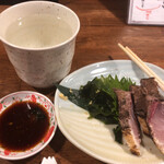 家庭的料理居酒屋 しろとくろ - ブリのたたきと芋焼酎のお湯割り
