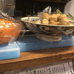 家庭的料理居酒屋 しろとくろ - カウンターの上に並んでます