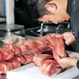 This is a Cow tongue specialty store run by Kongoen, who has been dedicated to meat for over 30 years.