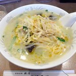 興隆菜館 - コショーとラー油を投下