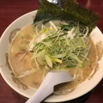 金龍ラーメン - トッピングのネギ投入