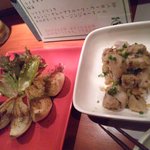 菜食庭 心 - 里芋のアンチョビガーリック炒めと新玉ねぎの丸焼き？