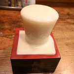 喜喜 - なみなみ注がれた枡のにごり酒はサービス満点のもっきり感です♪