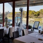 Caff’e Ponte ITALIANO - 店内からの眺め
      元安川を挟んで平和公園の緑が見えます。
      特に朝は観光客が居らず穏やか。
      桜の時期は対岸のソメイヨシノがとても綺麗なのです♪