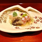 銀座 しのはら - ゴマ豆腐、平貝、蝦夷鮑、チシャ、車海老。器も春らしく明るい色合いが素晴らしい。♫