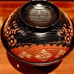 銀座 しのはら - 菱餅を象ったしんじょうの汁椀の器も美しい。