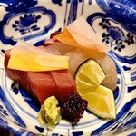 銀座 しのはら - 向付～明石の真鯛、塩釜の本鮪、北海道の牡丹海老。
      真鯛と牡丹海老は割醤油（薄いポン酢）、特に牡丹海老はぷりっぷりで美味すぎる。本鮪は、先日未在で頂いた黒い塊の昆布醤油で。