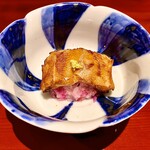 銀座 しのはら - 穴子の飯蒸し～大きな穴子には、柴漬けの混じったシャリ。紫色で色合いも綺麗な逸品を一口で頂く贅沢さ。