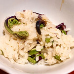 銀座 しのはら - こごみとわらびの山菜ご飯。山里の懐かしい香りが漂う。