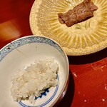 銀座 しのはら - 焼肉と白ご飯～ちょっと固めに炊いたご飯が近江牛に合うよね。さっと炙った牛肉は肉の旨味だけで勝負できるくらい。