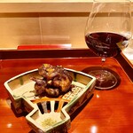 銀座 しのはら - すっぽんのたれ焼き〜ご主人から焼きすっぽんに合う赤ワインをサービスして頂くことに。ラッキー♫♫♫