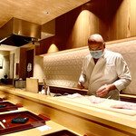 銀座 しのはら - お客様が揃う前の雰囲気。向付の真鯛を準備中。