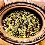 銀座 しのはら - こごみとわらびの山菜ご飯～田舎者にはドキドキするような山菜ご飯。土鍋いっぱいに敷き詰められたこごみとわらびの幾何学的な模様が刺激的なインパクトを与える。