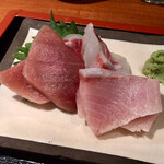 めしの助 - 刺身3種
      ①生きはだまぐろ ②真鯛 ③ぶり