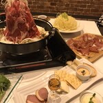 ワイン食堂 ビストロJIN - 牛肉と豚肉を贅沢に使用！肉タワーの贅沢な肉鍋